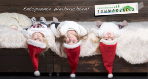 Kreative Weihnachtskarten-Gestaltung mit 3 Kindern mit Nikolausmütze